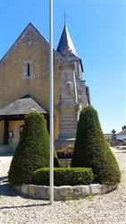 Le monument aux morts et l\'église - Trouville-Alliquerville